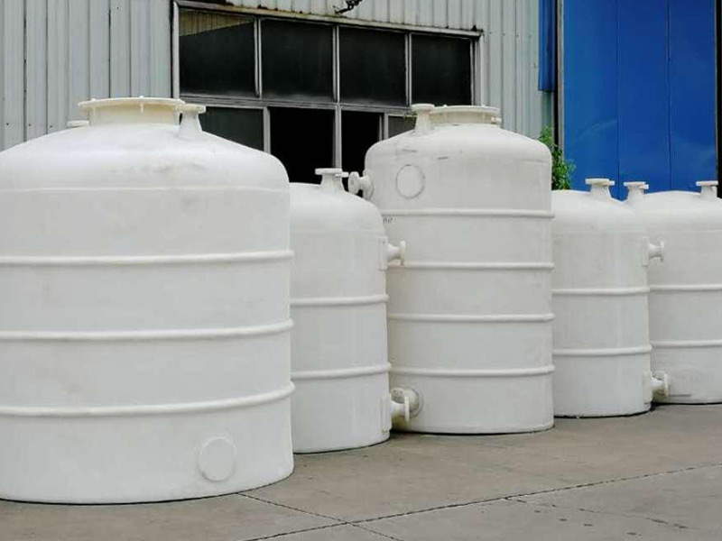 化工储罐在准备清洗之前需要先测试罐中的气体浓度并做好个人保护措施